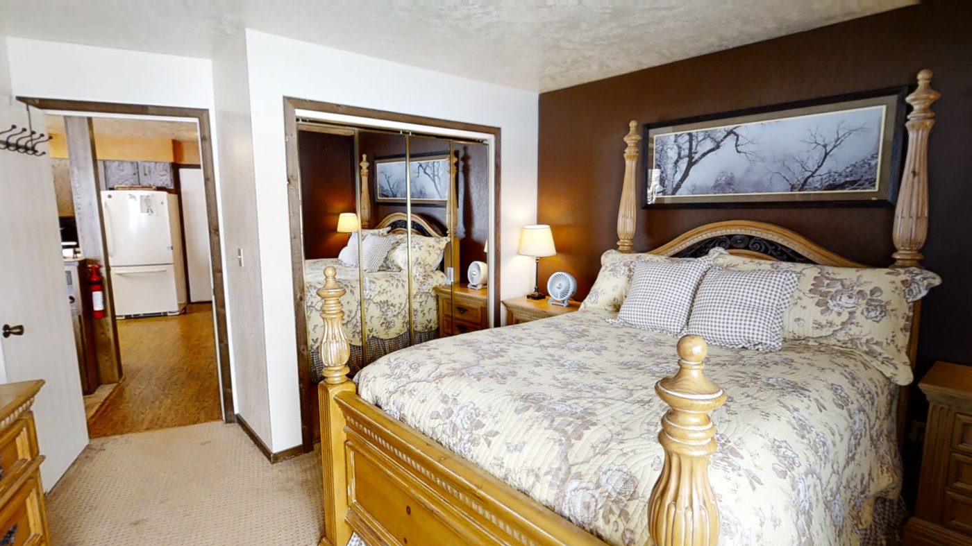 Bedroom with four-poster bed
